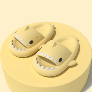 Pantoufles de requin mignonnes d'été