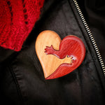 Bouton pinback en bois intarsia de coeurs aimants
